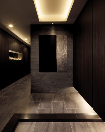 Interior.  [It adopted the commitment material, Entrance of the elegant image] living ・ In the same way as the dining and living room, As also one of the living space corridor, We designed a more elegant atmosphere. Also subjected to a meticulous attention to lighting to illuminate the down lights and feet.