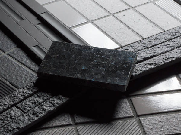 Features of the building.  [Advanced geometric facade design] Facade of <Socio Tower Nakamachi> adopts expressive geometric design. It symbolizes its presence as a new symbol tower along the Peace Boulevard. A variety of colors, Carefully selected the shape of the tile member, Pillars and walls, It has been made under the careful calculation to all of the places that make up the building, such as floor. The heavy presence, For us richly satisfying to the spirit of those who live here. (Tile an example / Same specifications)