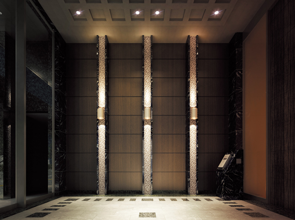 Shared facilities.  [The vaulted ceiling and the space a feeling of opening, Designing a windbreak room of obtaining the dignity and composure] Space design windbreak room that leads into the building from the entrance with a calm. ceiling ・ wall, And adopted what some dignity in every single material of the floor and cosmetic modeling, It enhances the status of the person who dwells. Windbreak room that ensures the 4.7m stuff ceiling height in order to produce a sense of openness is, Subjected to careful calculation to lighting to project a glossy material, It has extended presence of as a place to again and again passing through every day. (Entrance wind dividing room Rendering)