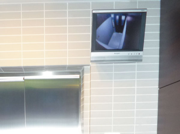 Security.  [Elevator in the monitoring monitor] The video of the security camera that was installed in the elevator, For projected on the color monitor of the first floor elevator hall you can see how in the elevator, Also increase the crime prevention effect. (Same specifications)