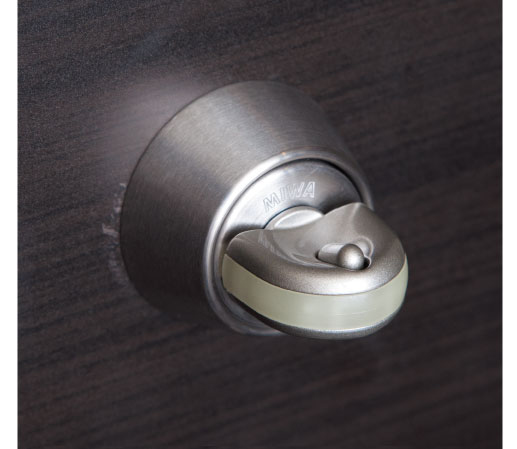 Security.  [Crime prevention thumb turn] If the unlocking one of the electric lock with key or thumb turn, It will automatically return to the locked If you do not unlock the other electric lock within 20 seconds. This feature is picking ・ Thumb turning is effective measures. (Same specifications)