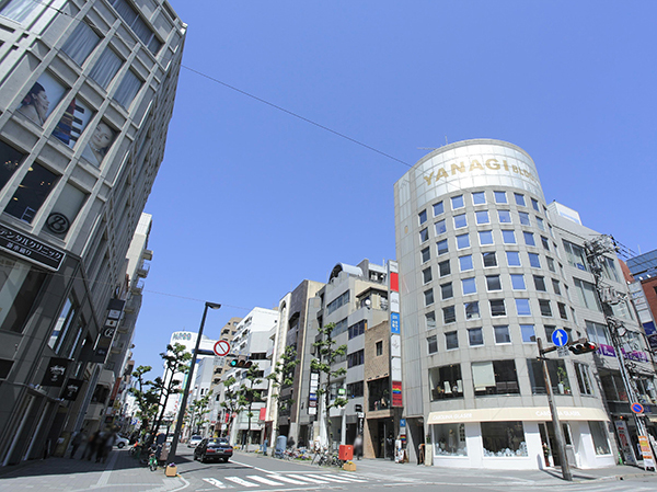 Surrounding environment. Tree-lined street (about 50m / 1-minute walk)