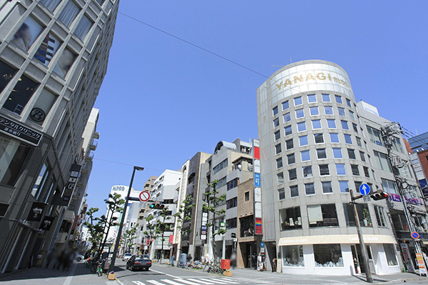 About 50m to the tree-lined street (1 minute walk)