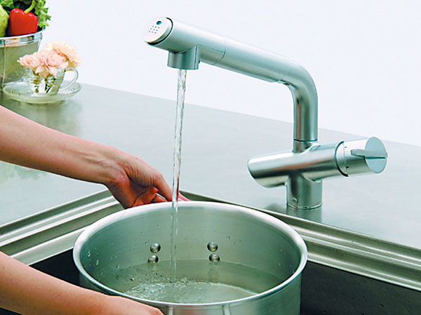 Kitchen.  [Water purifier with a shower faucet] Shower faucet incorporating a water purifier. A hose built-in, It will also come in handy to clean the cooking time or sink. (Same specifications)