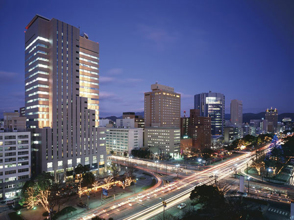 Buildings and facilities. In the main street of Hiroshima "Peace Boulevard" along, Realize the living to enjoy the colorful of carefree scenery and the city center.  ※ Winter Peace Boulevard decorated with illumination (Hiroshima Dreamination December 2011 shooting)
