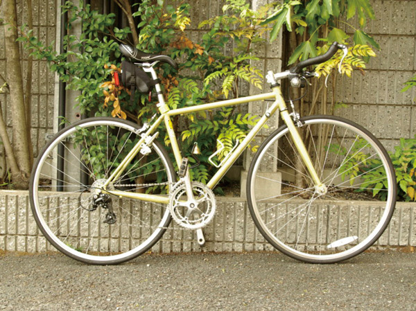 Buildings and facilities. Established a large trunk room (bike racks) in all residence. This apartment, Set up a dedicated bicycle storage in the front door of each dwelling unit. Can keep it a car, Easy to clean. Even as a trunk room (bicycle parking also separately available). (The photograph is an example of a bicycle that can be bicycle parking)