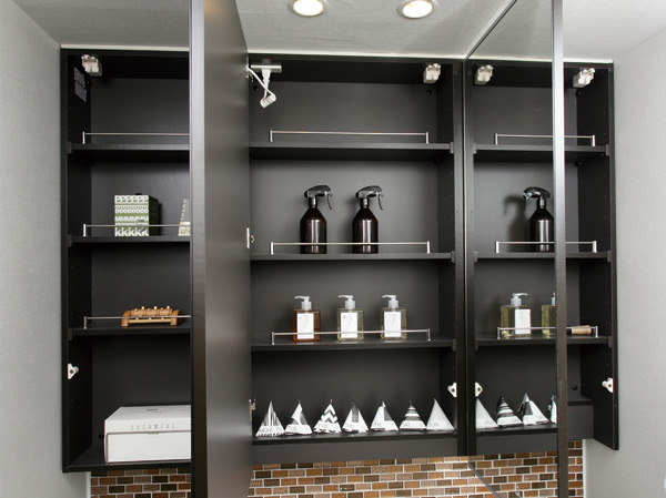 Bathing-wash room. Three-sided mirror back storage