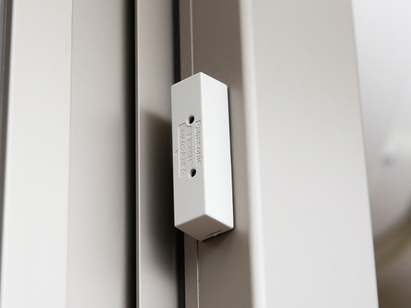 Security.  [Opening and closing sensor in conjunction with a security company] In preparation for the event of an intrusion, Entrance doors and interior windows all openings of all dwelling units (FIX window, Established the opening and closing sensor to except glass block). Doors and windows are opened in the alert mode when the sensor is catch. Is automatically reported to the security company at the same time an alarm sounds, Rapid response is taken (following publication photograph of the same specifications)