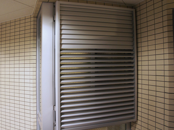 Features of the building. Louver moving surface lattice