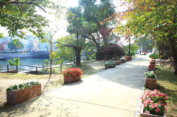 1-minute walk to the spread in Riverside "Kyobashi River Riverwalk". Lush greenery and recreation office to be healed heart on the surface of the water of the River Kyobashi.