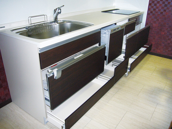 Kitchen.  [Pullout storage cabinet] Adopt the appropriate storage cabinet in a stylish kitchen. Since the pullout has become easy to remove without bend down even the back of the thing.