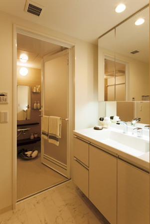 Bathing-wash room.  [Powder Room] Washroom that housed a lot of three-sided mirror is there is you want to use as a powder room. (Building in the model room B type)