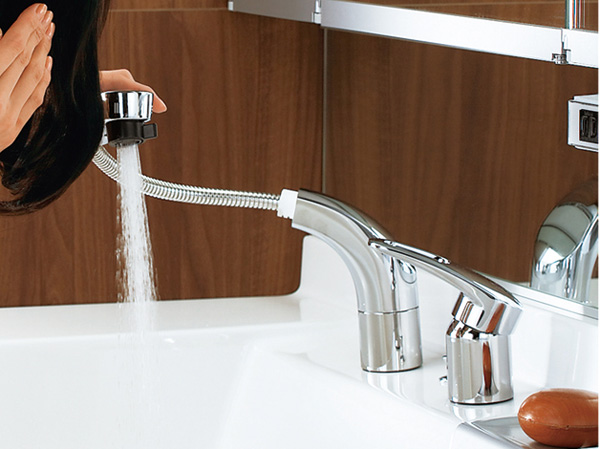 Bathing-wash room.  [Lift-up shower faucet] Lift up with the ability to adjust the height of the spout (120mm). Since the hose is pulled out, This is useful to rinse and wash basin cleaning of shampoo.