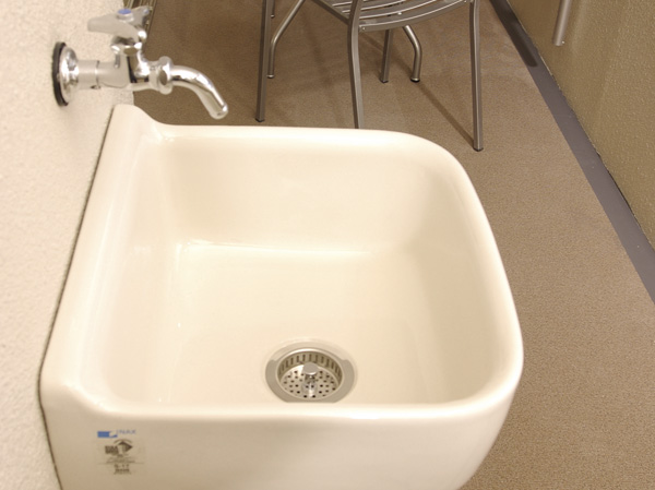 balcony ・ terrace ・ Private garden.  [Slop sink] More depth 1.7m, We established a convenient slop sink spacious in such as gardening and outdoor supplies wash of the balcony.