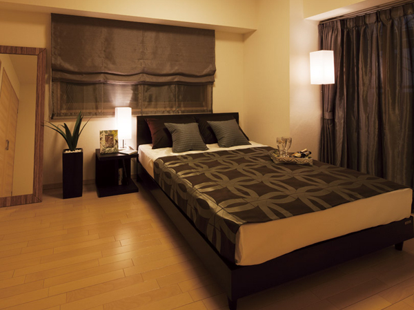 Interior.  [Western-style (2)] 7 tatami of Western-style facing the balcony (2), I want to use as the main bedroom. There is a window to the two sides in the corner dwelling unit, Also good to pass through the wind. Storage enhancement in the walk-in closet and storage compartment. (Building in the model room B type)