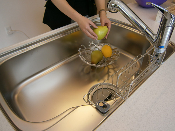 Room and equipment. Sink of the big pot is also easy to wash wide size. Water purifier head of integrated hand shower is pulled out in front, Effortlessly clean up every nook and corner. (Same specifications)