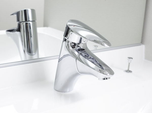 Bathing-wash room.  [Water faucet] Pull-out faucet line of the curve is beautiful. If you use pull out the hose, Also takes an active part in the cleaning of the bowl.