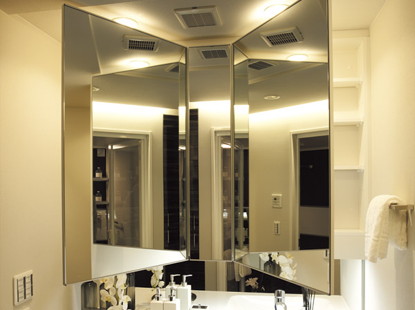 Bathing-wash room.  [Three-sided mirror] Three-sided mirror of the storage lot is, Large design a sleeve mirror, It easy to see the back. Also it has built-in anti-fog heaters.