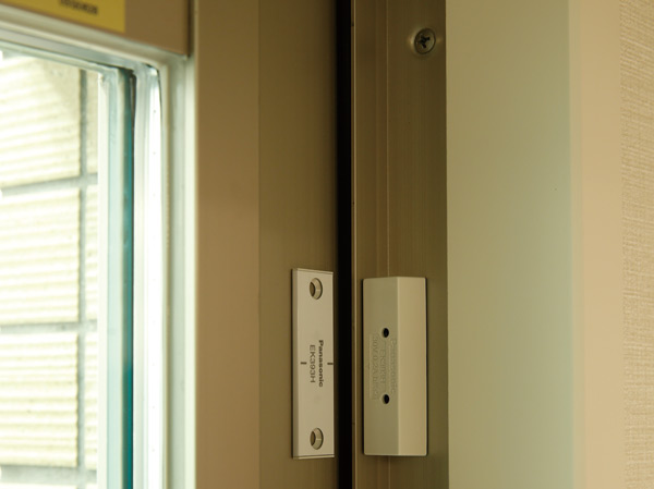 Security.  [Security sensors] Upon sensing an open when security sensors set installed in the front door and windows, Administrative office and security company, L.O.G. (Lions ・ online ・ Guard) will be reported to the System Center.  ※ Except for the part of the window (same specifications)