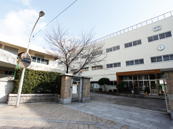 Surrounding environment. Noborimachi junior high school (a 9-minute walk / About 660m)