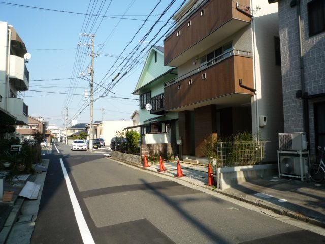 Local photos, including front road. Front road: 5.4m