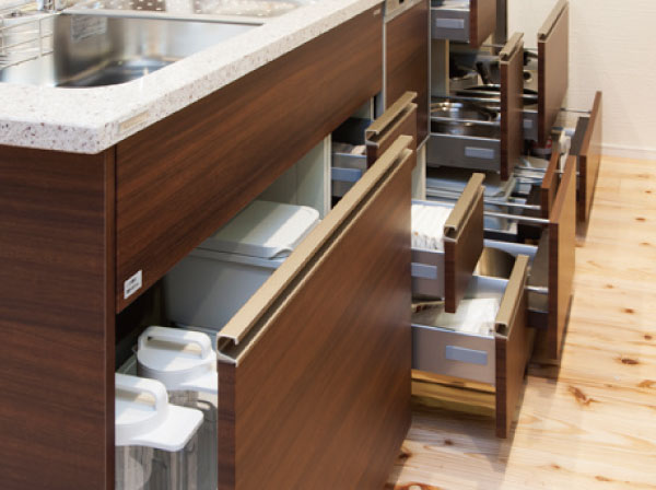 Kitchen.  [Slide cabinet] Under the sink, Under the stove, Equipped with rich slide cabinet such as a three-stage drawer. Cleaning is easy because the thing is easy specification taken out.