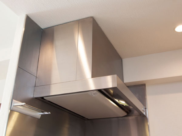 Kitchen.  [Range food] Stainless steel range hood is firmly suck the smoke in the enamel made rectifying plate using the draft effect. Oil stains also wiped off easily.