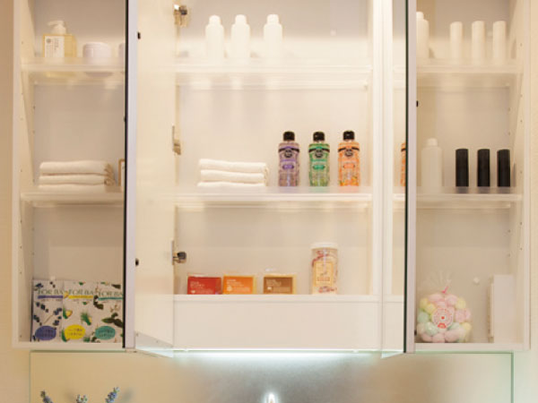 Bathing-wash room.  [Convenient three-sided mirror to make] Three-sided mirror, Cloudy with shut to stop the fogging of the mirror without a heater. Even if the door is pressed strongly, It is slowly quietly closing soft closing featured.