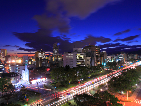 Surrounding environment. Because location overlooking the Peace Boulevard on the south side, As you experience the feeling of opening of road width 100m, It is also granted the brightness of the carefree view and south-facing. Once in the evening, Also attractive possess a vista of the strikingly beautiful night view. View the green and downtown landscape is woven. (10th floor local equivalent (about 30m) from the southwest direction shooting (February 2013) ※ View by the number of layers is different)