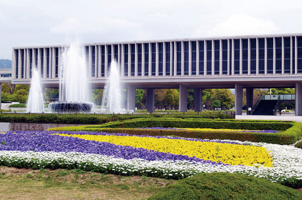 A 5-minute walk to the Hiroshima Peace Memorial Park (350m). Enjoy the green of the park to feel the arrival of four seasons as the home garden