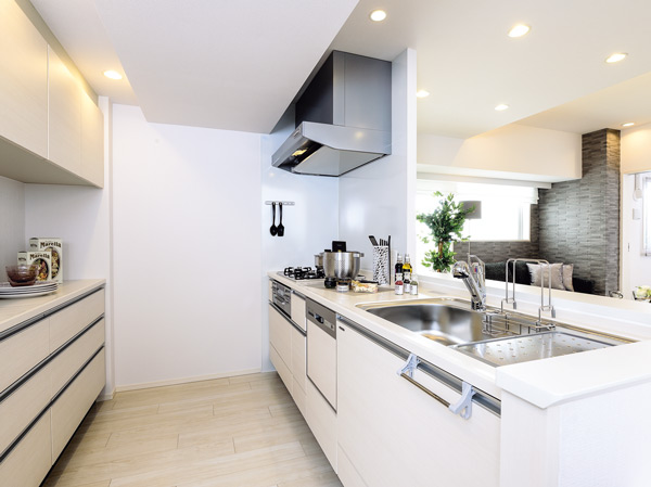 Kitchen.  [kitchen] Enjoy a conversation with a guest, Face-to-face style with a counter. (Model Room C type)