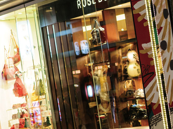 Surrounding environment. While wearing a colorful and the latest trends of the city, At any time freely, To achieve the life of the city to spend a carefree. (Hiroshima Parco Main Building / About 720m)