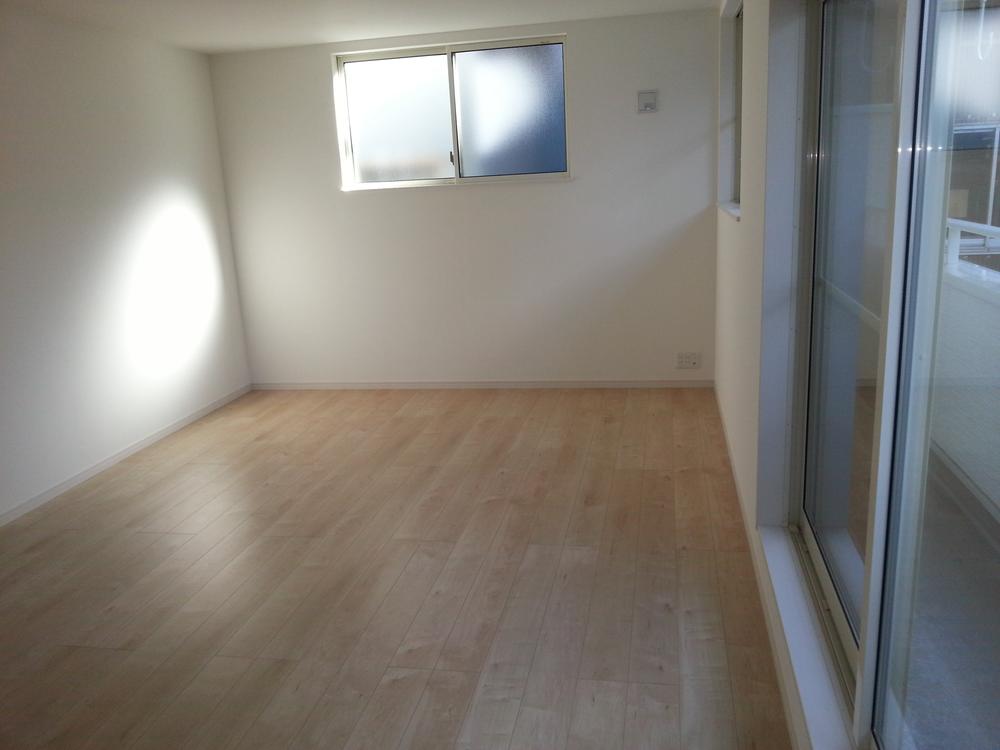 Non-living room. Bright living room! 