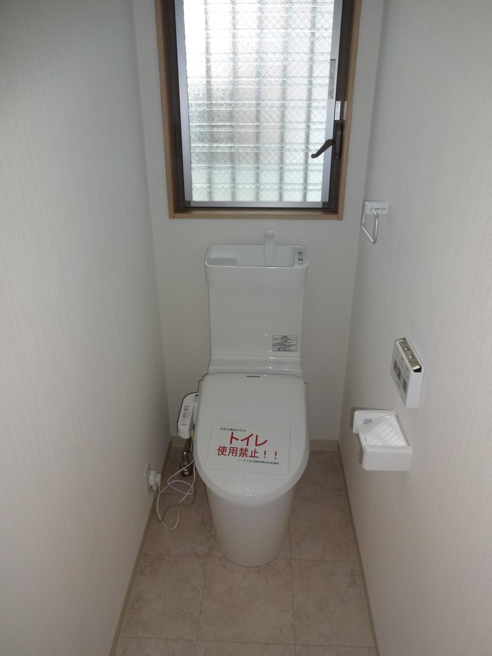 Toilet. Indoor (11 May 2013) Shooting