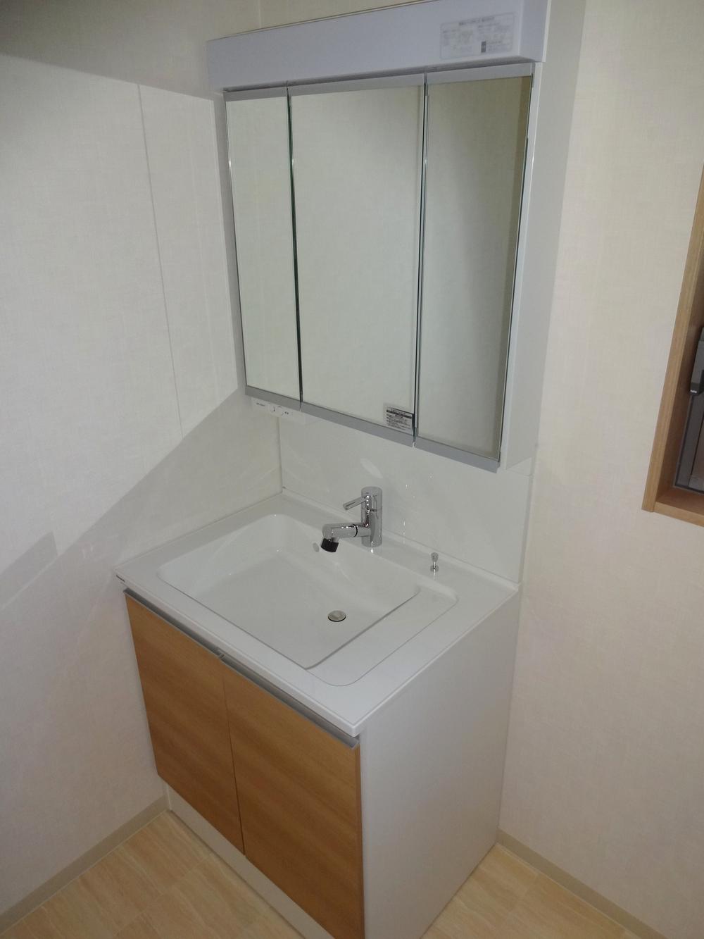 Wash basin, toilet. Indoor (11 May 2013) Shooting