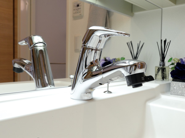 Bathing-wash room.  [Single lever faucet] Water conditioner and shower is switched at the touch of a button, Water temperature, Also easy to adjust the amount of water. Water faucet is available in a drawer, In a bowl of care even easier.