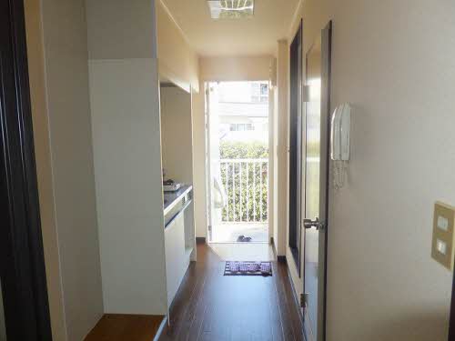 Entrance. 206, Room