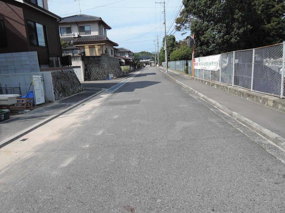 Local photos, including front road. Front road is also widely and out of your car is also happy to