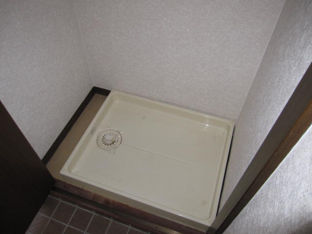 Washroom. ☆ Is the Laundry Area marked with door.