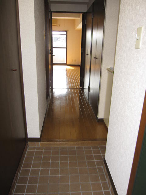 Entrance. ☆ Wide entrance. It is with a large cupboard.