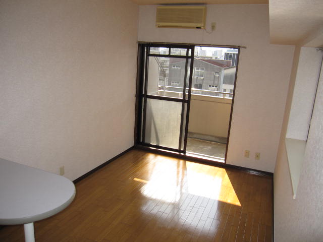 Living and room. ☆ South-facing balcony of the bright rooms