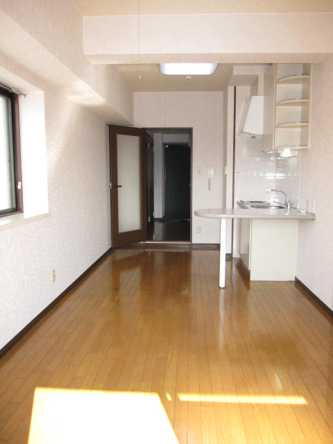 Living and room. ☆ With a side window ☆ It is clean and bright Western-style. L-shaped kitchen. Fashionable ☆