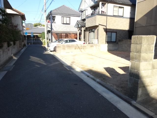 Local photos, including front road. Local (11 May 2013) shooting south road