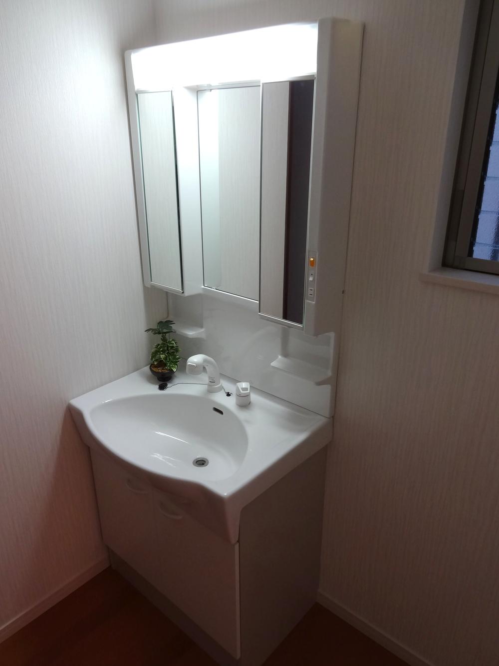 Wash basin, toilet. Indoor (12 May 2013) Shooting