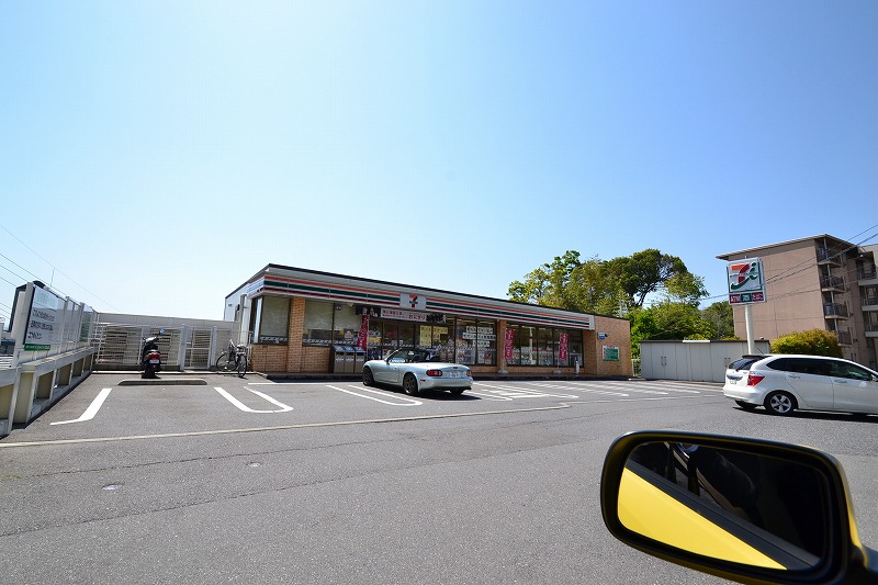 Convenience store. Seven-Eleven Hiroshima Kusatsuumegadai store up (convenience store) 649m