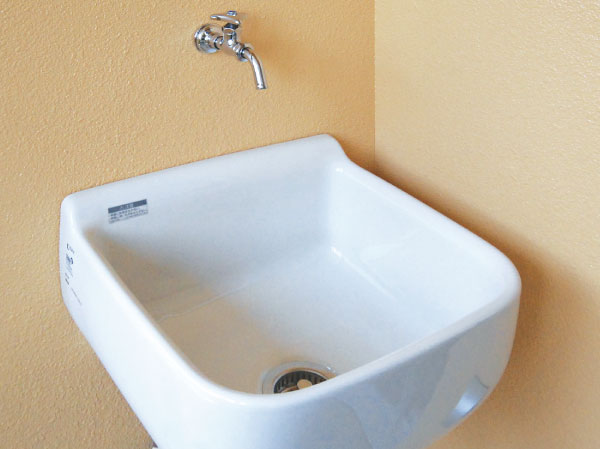 balcony ・ terrace ・ Private garden.  [Slop sink] Installing a slop sink is on the balcony. In addition to gardening work, Such as when you wash the sneakers and outdoor goods, It takes an active part in the colorful scenes of life.