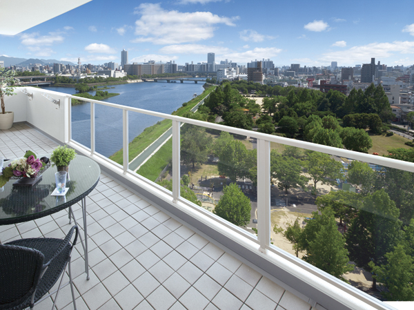 Building structure. From being viewed from the balcony facing the south, And the lush green of Oshibakoen, Flowing leisurely water of the Ota River Landscape! (The balcony photos taken in the gallery with the photographs were taken from the 15th floor considerable height site (May 2013 shooting) which was the CG synthesis, In fact and it may be slightly different. )