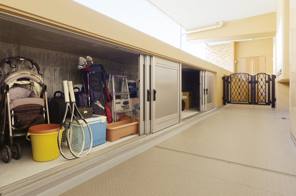 Building structure. Leisure goods and outdoor goods, Installation best to accommodate and event supplies a "private trunk" in front of the entrance of the entire mansion. That amount, The room is neat Katazuki, You can use To spacious!  ※ 2