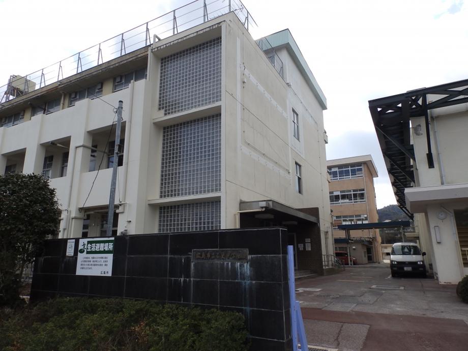 Junior high school. Hiroshima City Museum of Koinaka 1450m to school