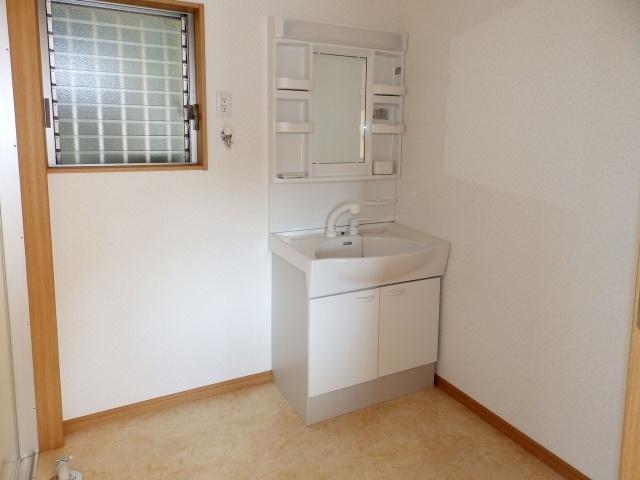 Wash basin, toilet. Spacious washroom